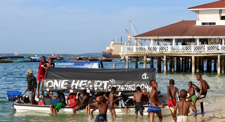 Kinderen waterpret Zanzibar Stone Town